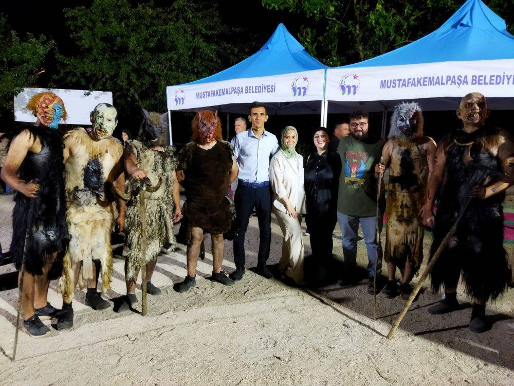 Kesilen hayvanların parçalarını giyip insanları korkuttular. 200 yıllık ilginç bayram geleneği - Resim: 1