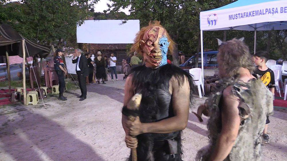 Kesilen hayvanların parçalarını giyip insanları korkuttular. 200 yıllık ilginç bayram geleneği - Resim: 7