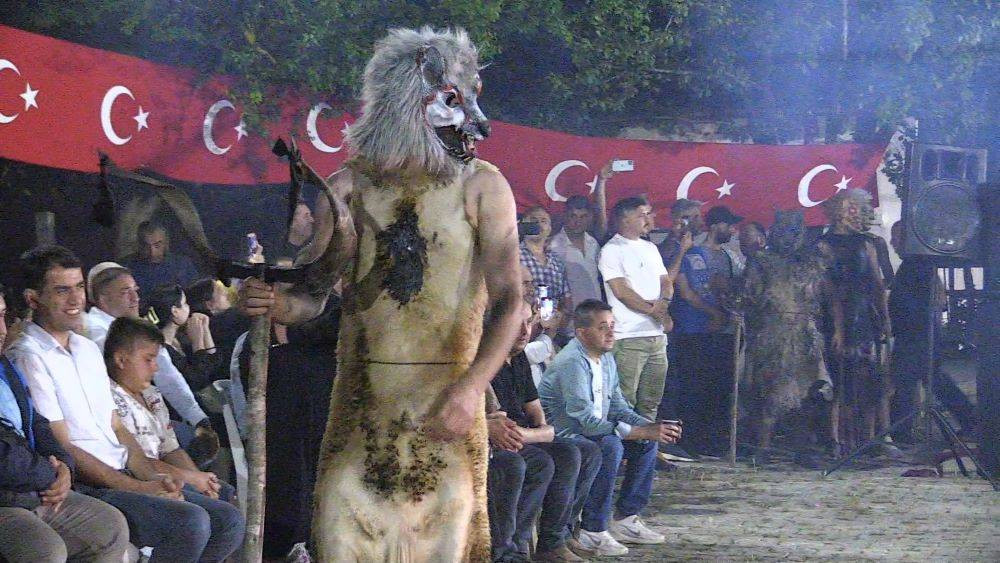 Kesilen hayvanların parçalarını giyip insanları korkuttular. 200 yıllık ilginç bayram geleneği - Resim: 6