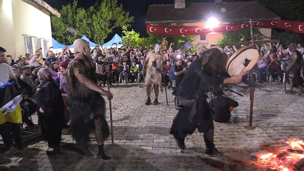 Kesilen hayvanların parçalarını giyip insanları korkuttular. 200 yıllık ilginç bayram geleneği - Resim: 4