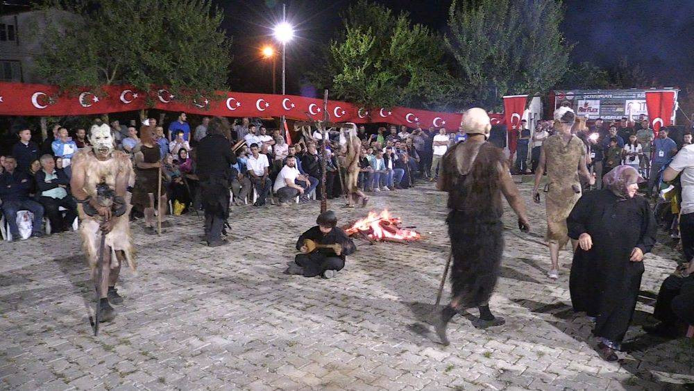 Kesilen hayvanların parçalarını giyip insanları korkuttular. 200 yıllık ilginç bayram geleneği - Resim: 10