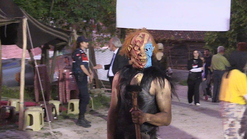 Kesilen hayvanların parçalarını giyip insanları korkuttular. 200 yıllık ilginç bayram geleneği - Resim: 13