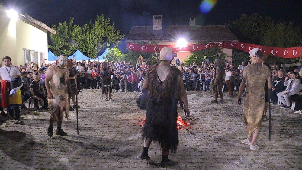 Kesilen hayvanların parçalarını giyip insanları korkuttular. 200 yıllık ilginç bayram geleneği - Resim: 11