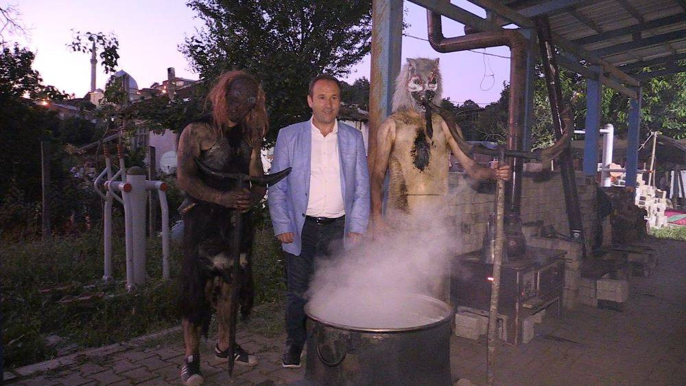 Kesilen hayvanların parçalarını giyip insanları korkuttular. 200 yıllık ilginç bayram geleneği - Resim: 12