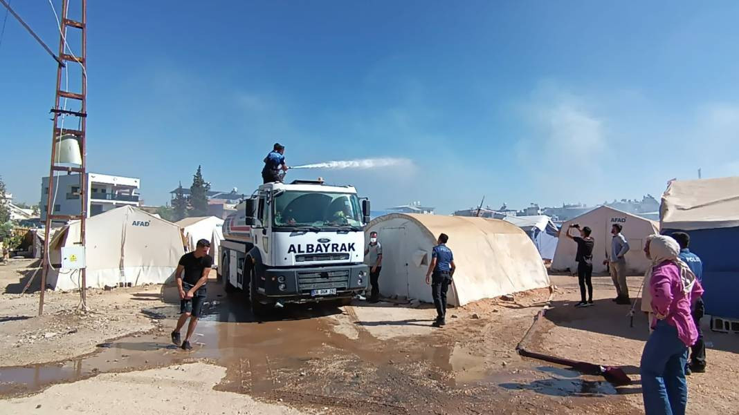 Depremzedelerin kaldığı çadırkentte yangın. 50 çadır küle döndü - Resim: 7