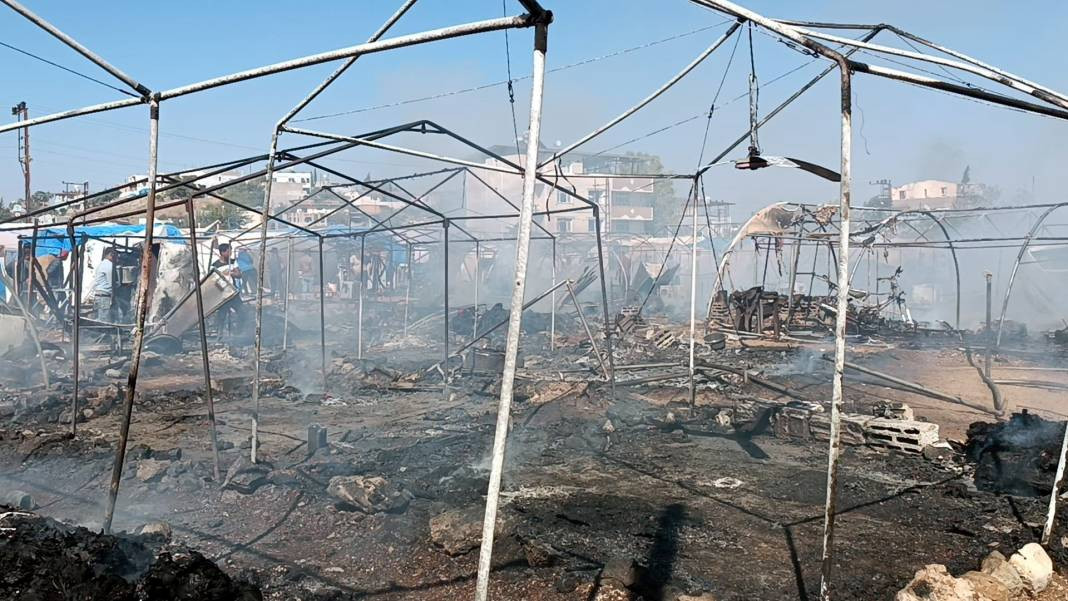 Depremzedelerin kaldığı çadırkentte yangın. 50 çadır küle döndü - Resim: 3