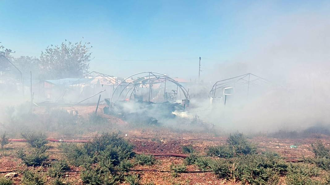 Depremzedelerin kaldığı çadırkentte yangın. 50 çadır küle döndü - Resim: 2