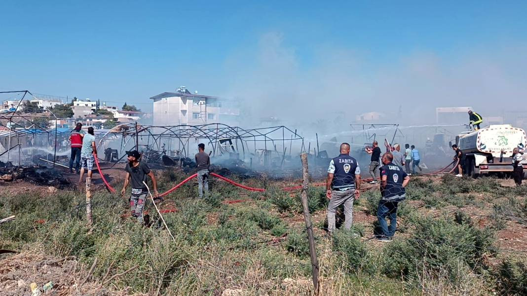 Depremzedelerin kaldığı çadırkentte yangın. 50 çadır küle döndü - Resim: 1