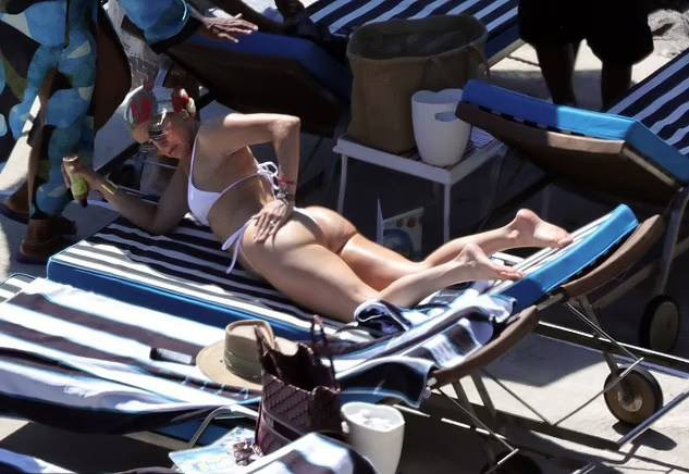 54’lük Jennifer Lopez giydiği mayo ile şov yaptı - Resim: 6