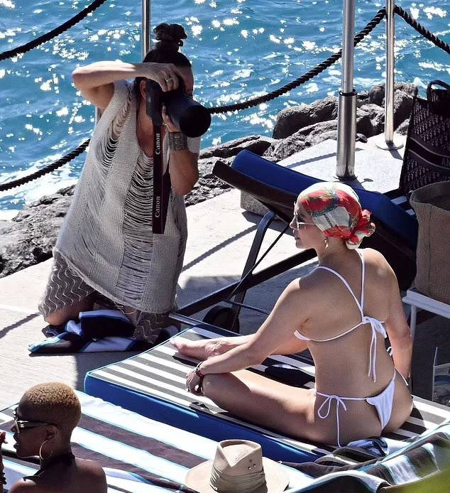 54’lük Jennifer Lopez giydiği mayo ile şov yaptı - Resim: 5