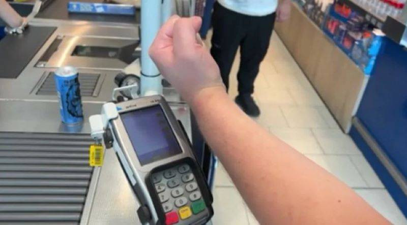 Cüzdan taşımayan adam hesapları parmaklarıyla ödüyor - Resim: 3