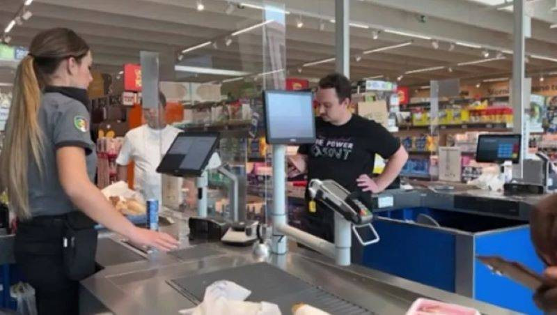 Cüzdan taşımayan adam hesapları parmaklarıyla ödüyor - Resim: 2