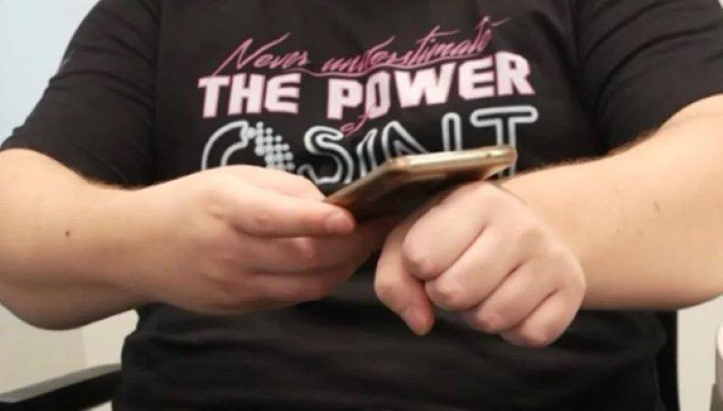 Cüzdan taşımayan adam hesapları parmaklarıyla ödüyor - Resim: 7