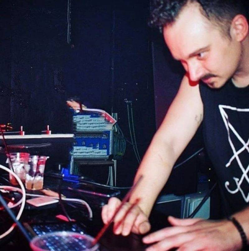 Cüzdan taşımayan adam hesapları parmaklarıyla ödüyor - Resim: 9