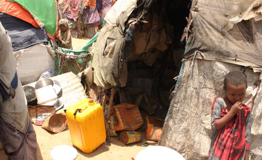 Somalili anne çocuklarını yaşatmak için 13 gün boyunca kampa yürüdü - Resim: 5