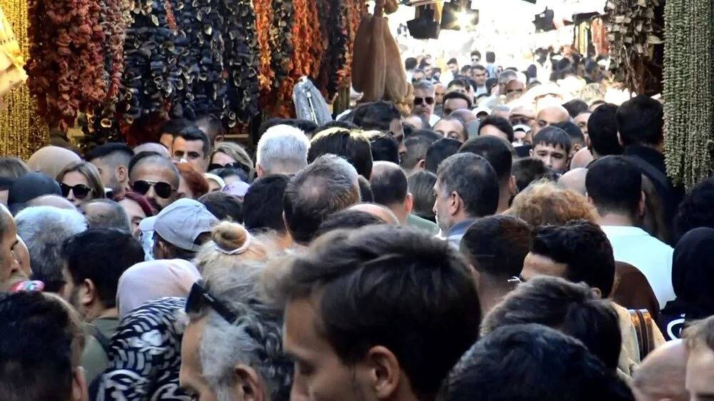 Eminönü’nde insan seli - Resim: 7