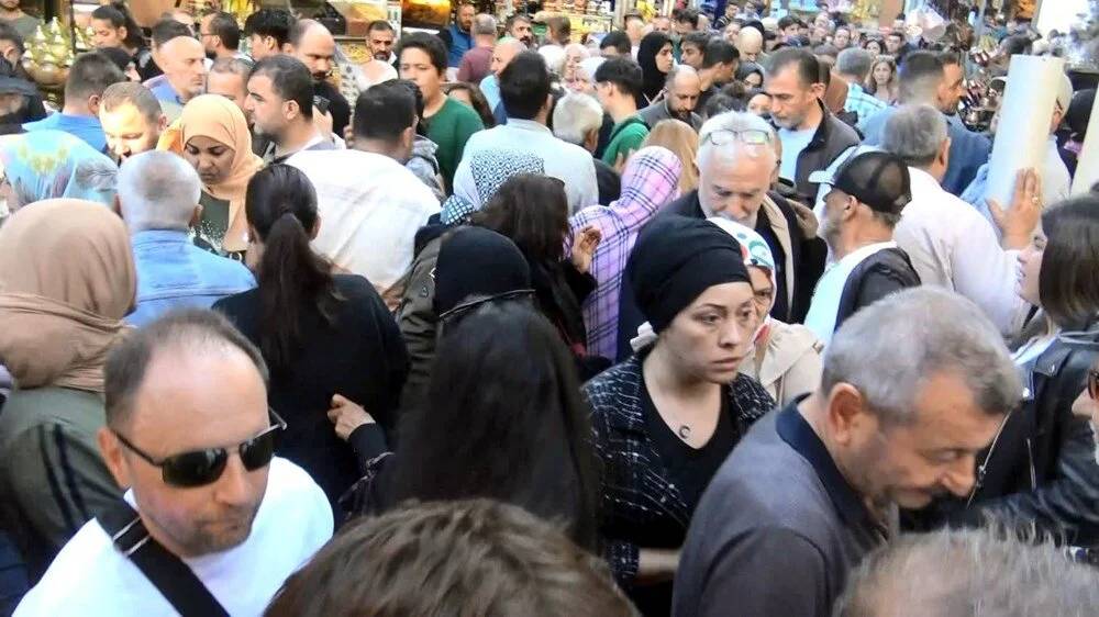 Eminönü’nde insan seli - Resim: 1