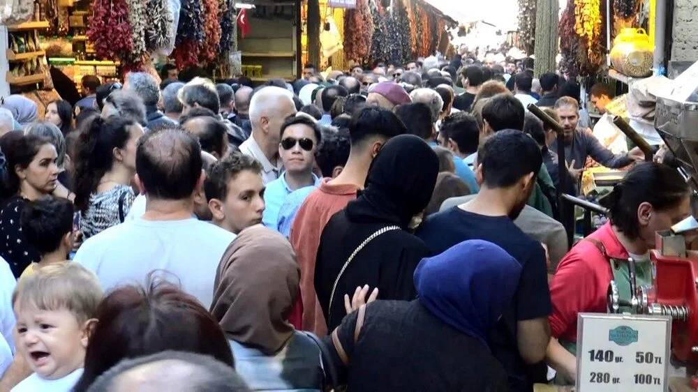 Eminönü’nde insan seli - Resim: 5