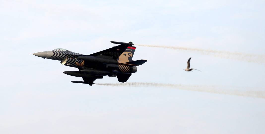 Trabzon'da SOLOTÜRK'ten 100'üncü yıl uçuşu - Resim: 8