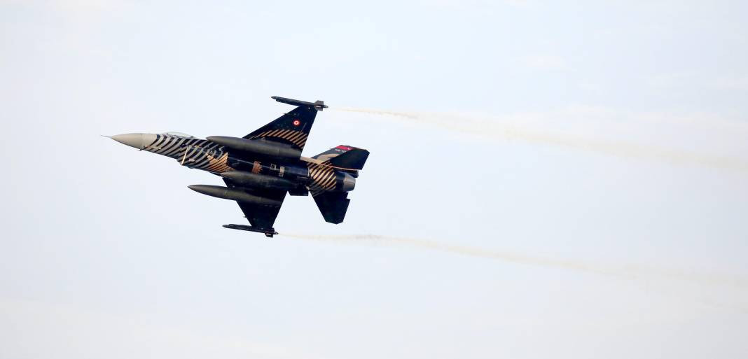 Trabzon'da SOLOTÜRK'ten 100'üncü yıl uçuşu - Resim: 7