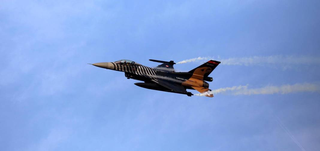 Trabzon'da SOLOTÜRK'ten 100'üncü yıl uçuşu - Resim: 6