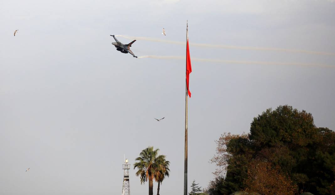 Trabzon'da SOLOTÜRK'ten 100'üncü yıl uçuşu - Resim: 2