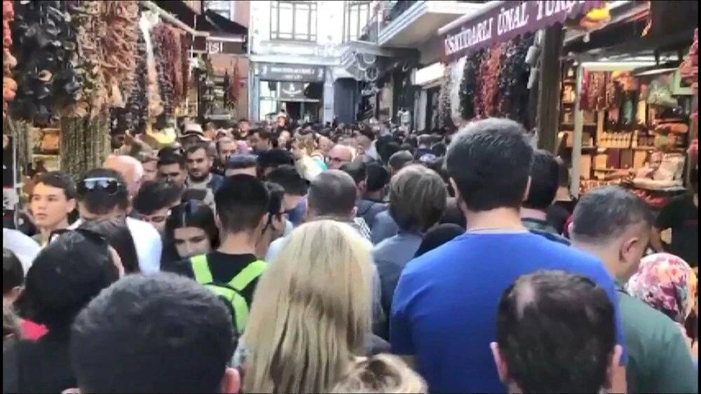 Eminönü’nde insan seli - Resim: 2