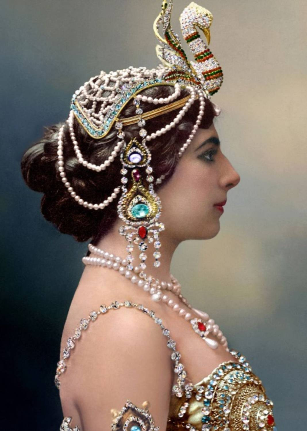 Dünyanın en çok arzulanan casusu. Kurşuna dizilirken bile 12 askere öpücük attı 8'i isabet ettiremedi - Resim: 7