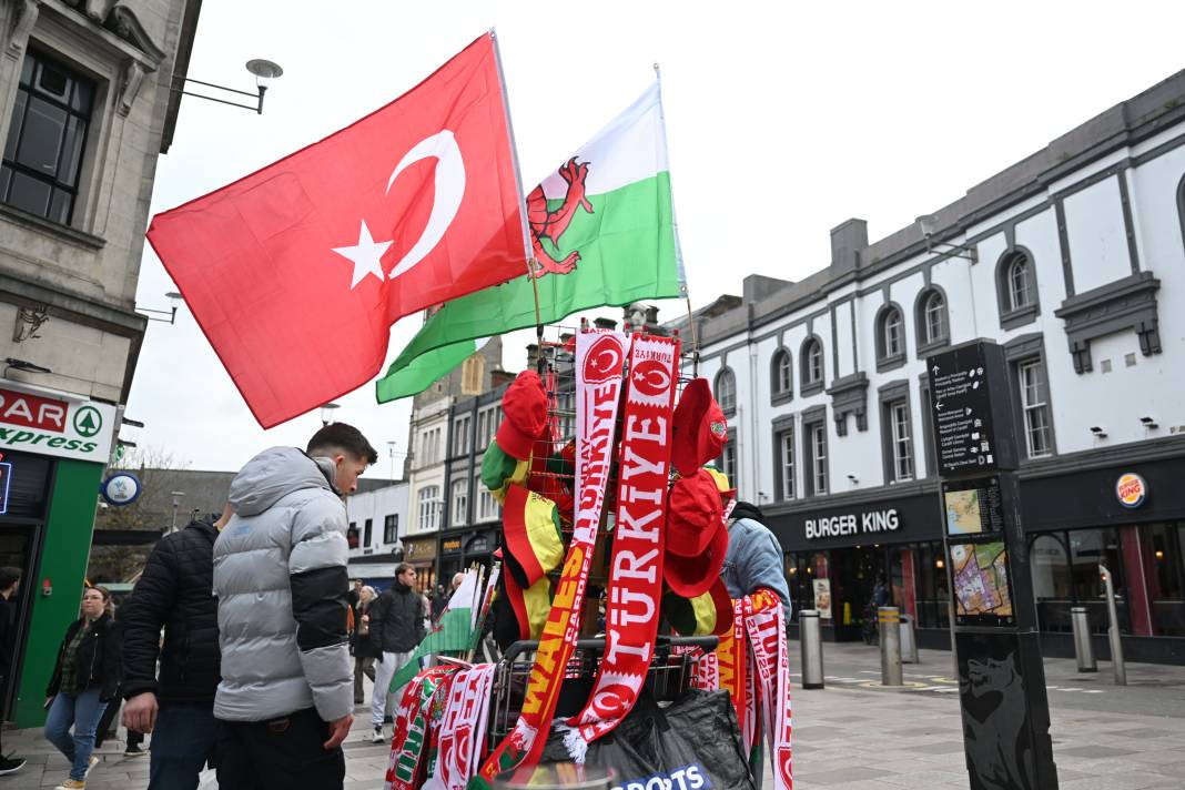 Bir avuç Türk Galler'i salladı. Milli Takımı ayağa kaldırdı 35 bin kişilik Cardiff Stadı'nı 'Türkiye Türkiye' diye inlettiler - Resim: 2