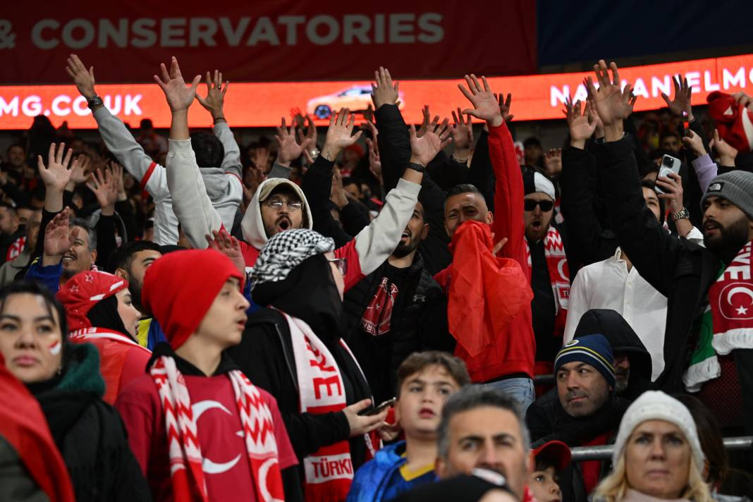 Bir avuç Türk Galler'i salladı. Milli Takımı ayağa kaldırdı 35 bin kişilik Cardiff Stadı'nı 'Türkiye Türkiye' diye inlettiler - Resim: 8