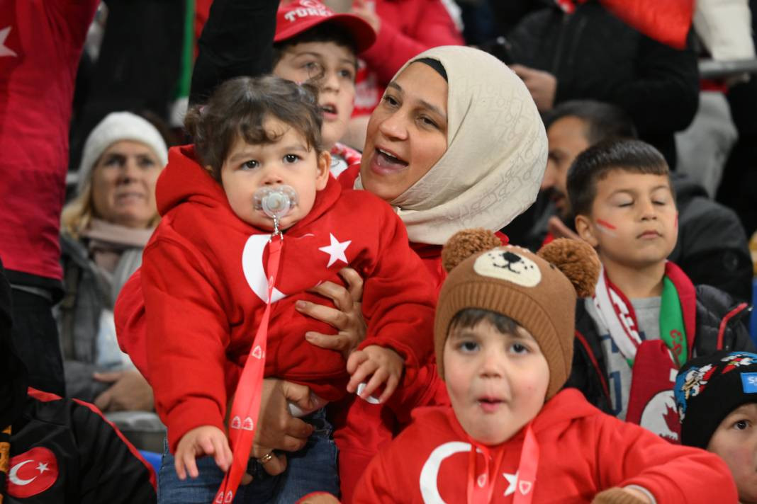 Bir avuç Türk Galler'i salladı. Milli Takımı ayağa kaldırdı 35 bin kişilik Cardiff Stadı'nı 'Türkiye Türkiye' diye inlettiler - Resim: 9
