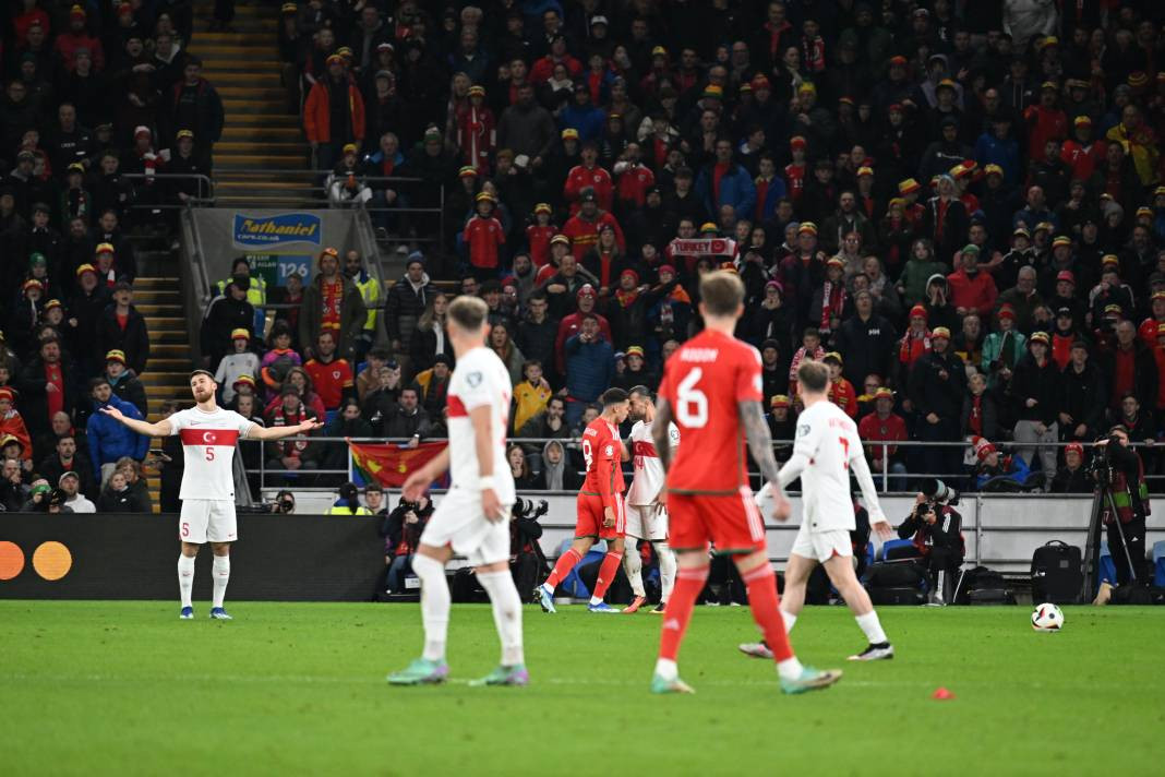 Bir avuç Türk Galler'i salladı. Milli Takımı ayağa kaldırdı 35 bin kişilik Cardiff Stadı'nı 'Türkiye Türkiye' diye inlettiler - Resim: 12