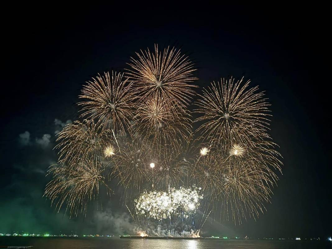 Havai fişek festivali renkli görüntüler oluşturdu - Resim: 5