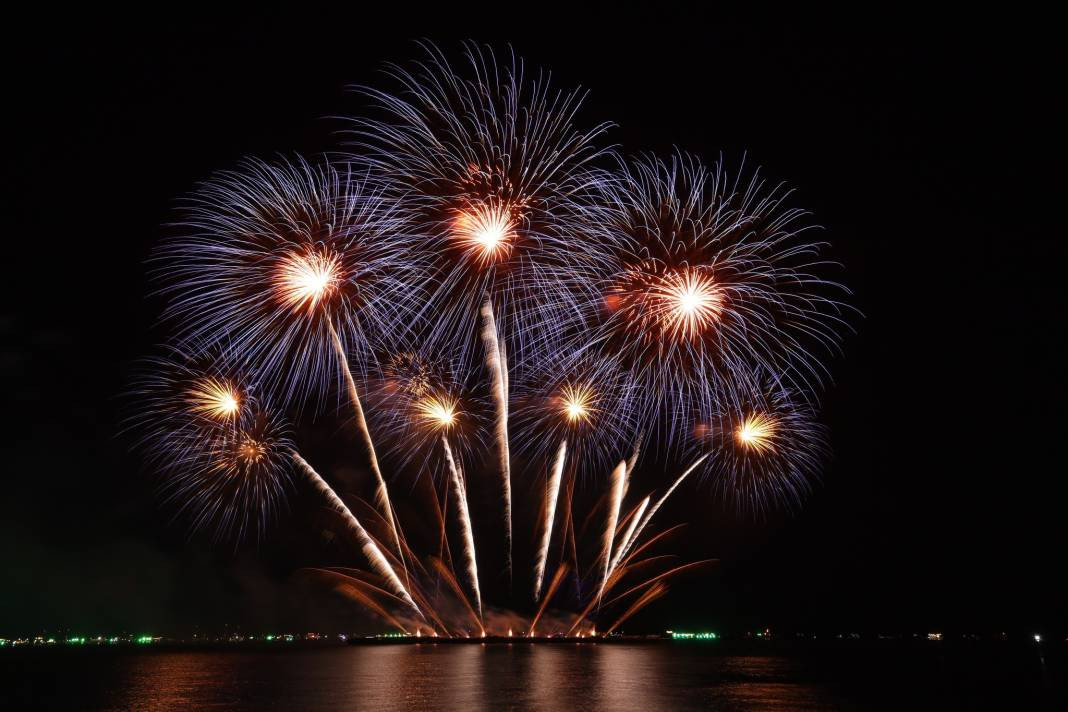 Havai fişek festivali renkli görüntüler oluşturdu - Resim: 4