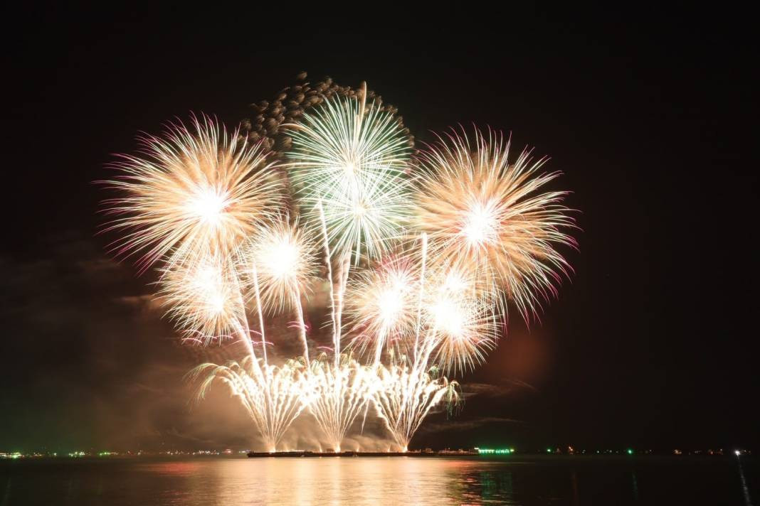 Havai fişek festivali renkli görüntüler oluşturdu - Resim: 7