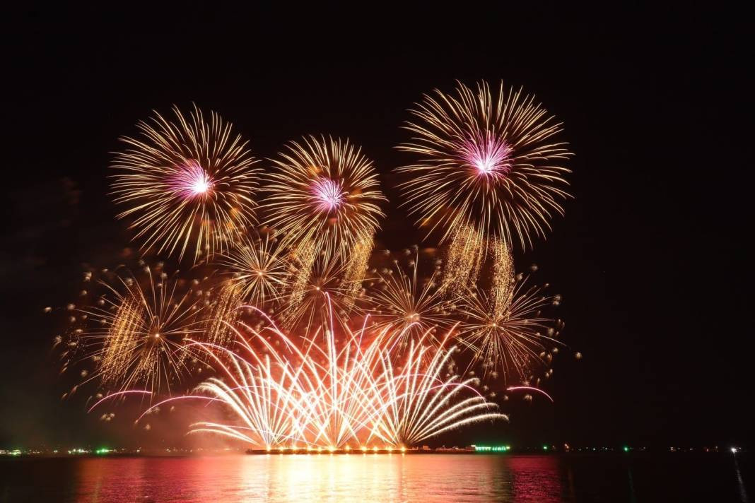 Havai fişek festivali renkli görüntüler oluşturdu - Resim: 6