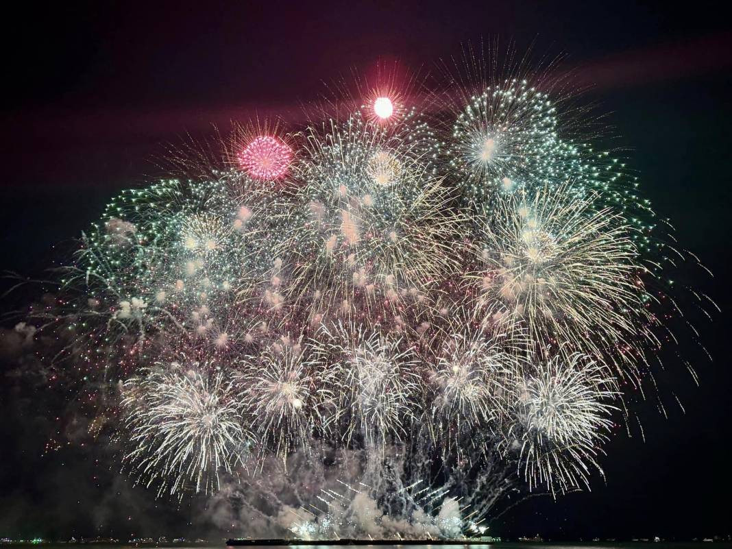 Havai fişek festivali renkli görüntüler oluşturdu - Resim: 1