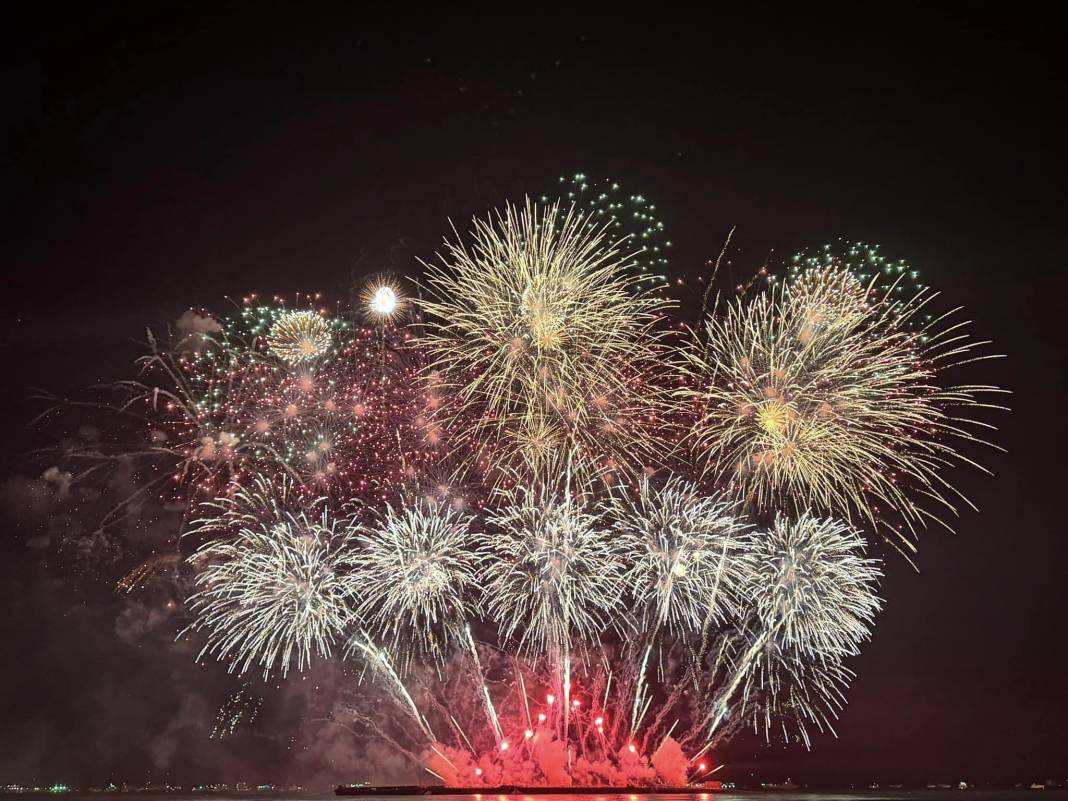 Havai fişek festivali renkli görüntüler oluşturdu - Resim: 2