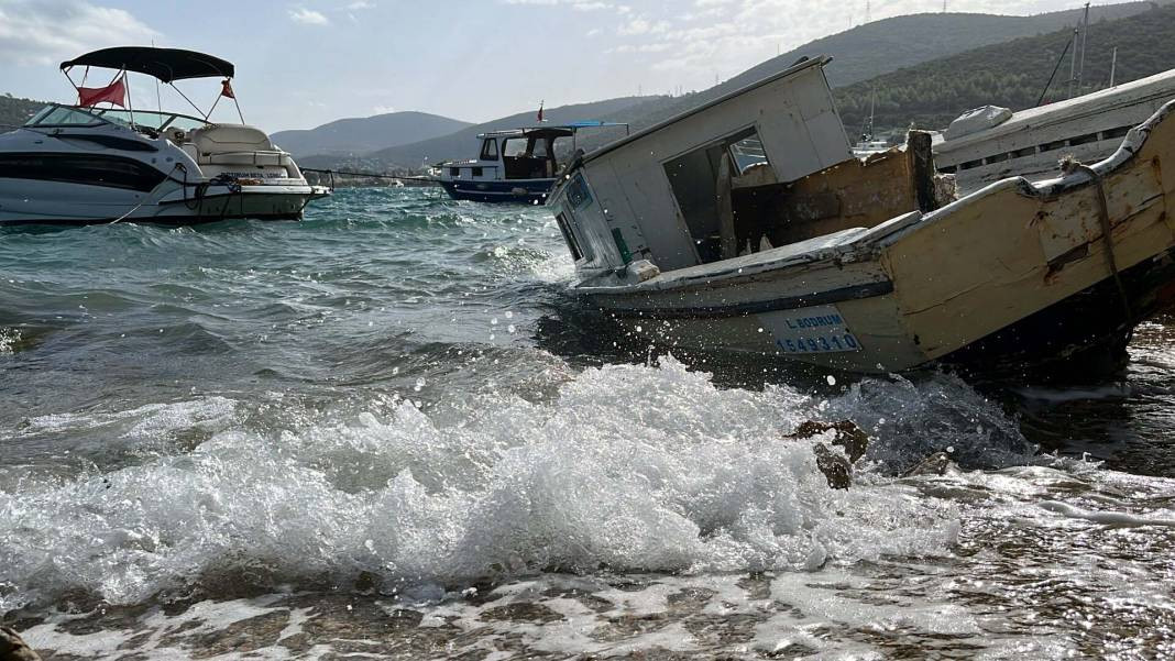 Bodrum'da fırtına 2 tekneyi parçaladı - Resim: 15