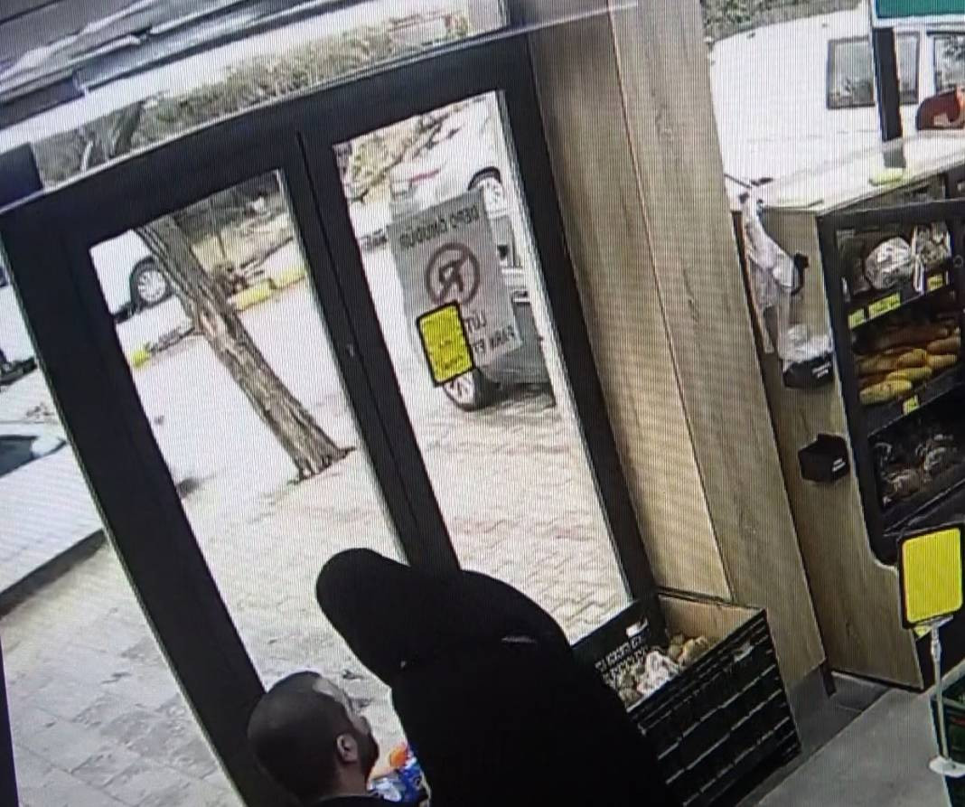 Edirne’yi lodos vurdu! Ağaç otomobilin üzerine devrildi - Resim: 13