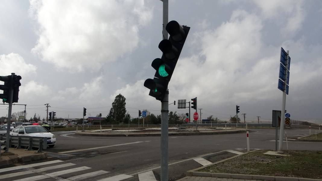 Edirne’yi lodos vurdu! Ağaç otomobilin üzerine devrildi - Resim: 11