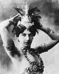 Dünyanın en çok arzulanan casusu. Kurşuna dizilirken bile 12 askere öpücük attı 8'i isabet ettiremedi - Resim: 6