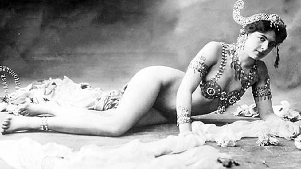 Dünyanın en çok arzulanan casusu. Kurşuna dizilirken bile 12 askere öpücük attı 8'i isabet ettiremedi - Resim: 2