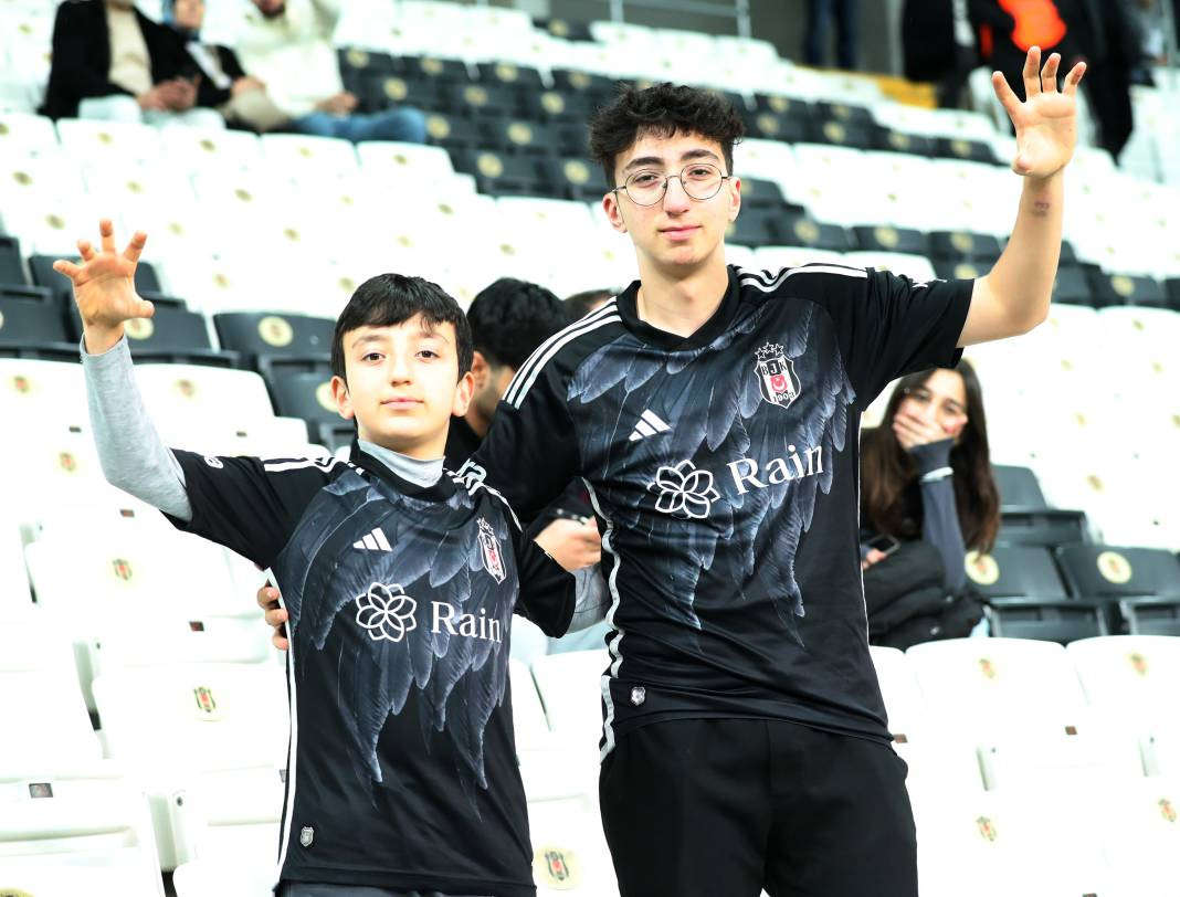 Beşiktaş taraftarı için sezon artık çile! Alanya'dan 3 yediler maç sonu özür dilediler. Alanyaspor Beşiktaş maçının çok özel fotoğrafları - Resim: 76
