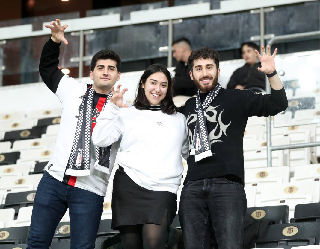 Beşiktaş taraftarı için sezon artık çile! Alanya'dan 3 yediler maç sonu özür dilediler. Alanyaspor Beşiktaş maçının çok özel fotoğrafları - Resim: 69