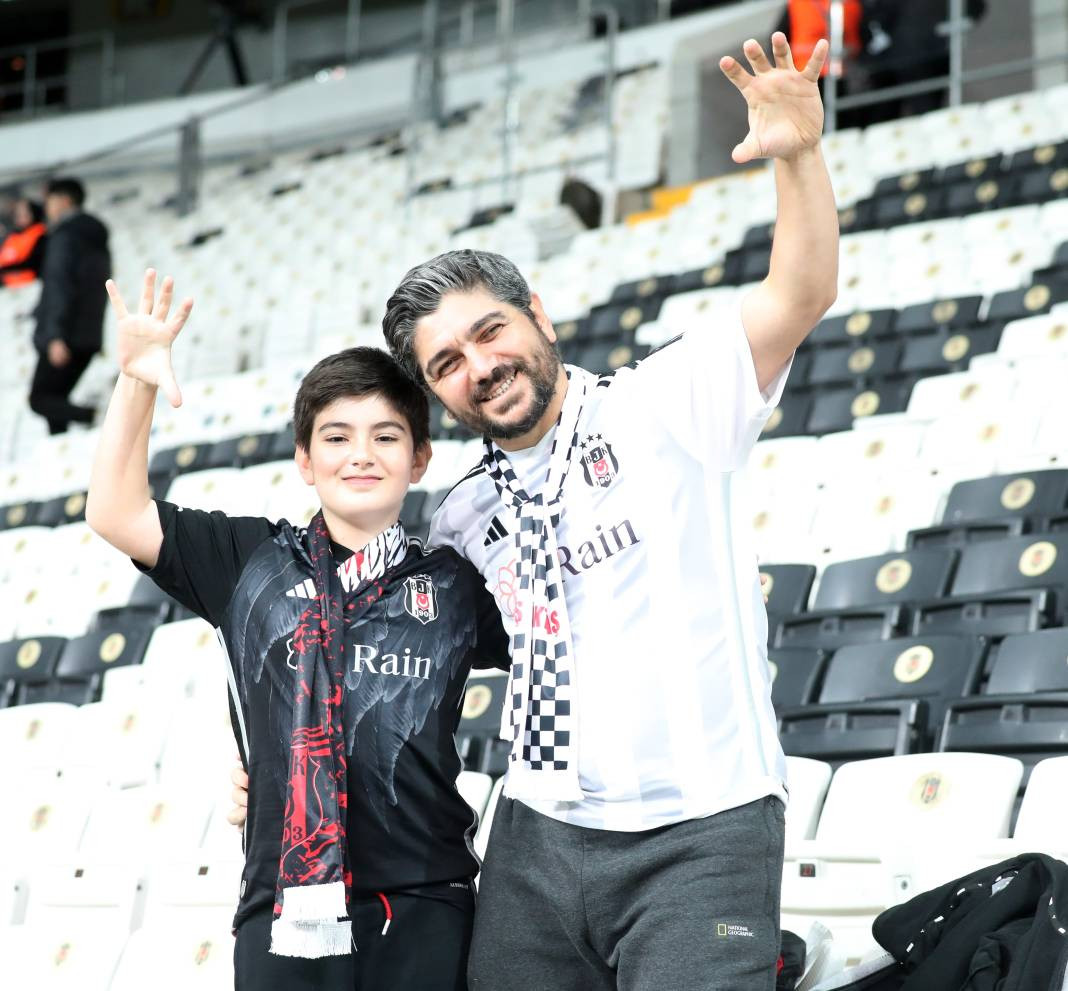 Beşiktaş taraftarı için sezon artık çile! Alanya'dan 3 yediler maç sonu özür dilediler. Alanyaspor Beşiktaş maçının çok özel fotoğrafları - Resim: 67