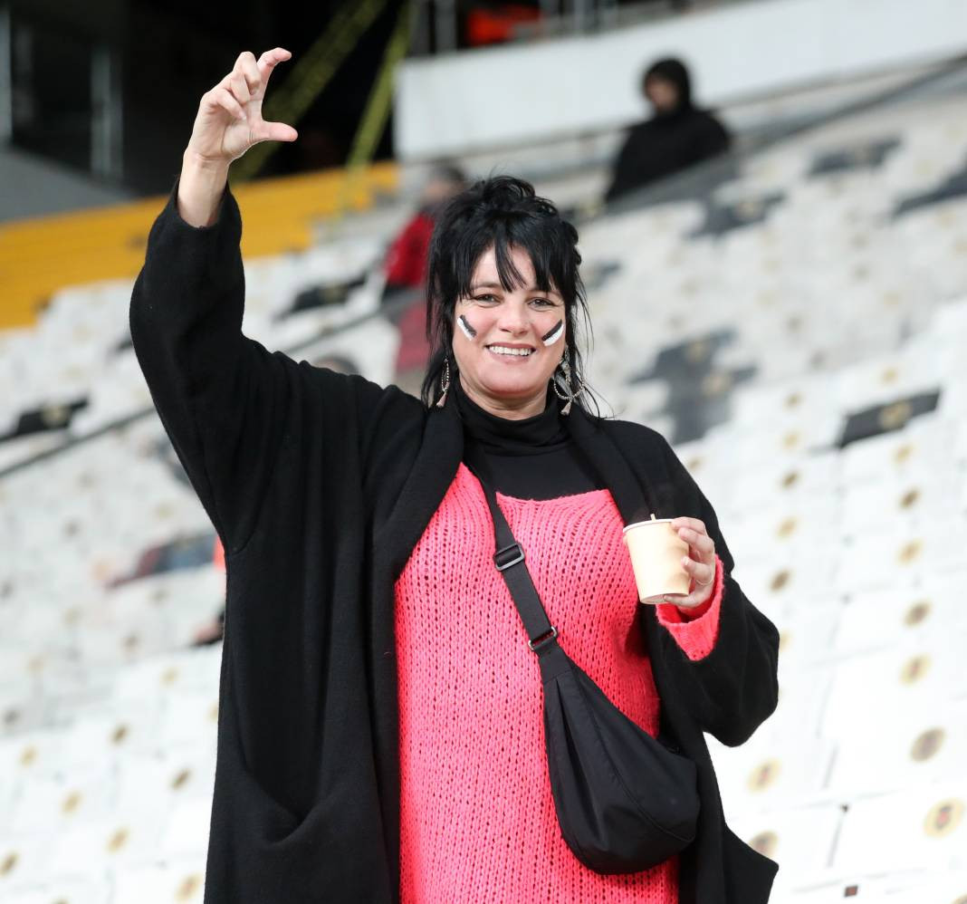 Beşiktaş taraftarı için sezon artık çile! Alanya'dan 3 yediler maç sonu özür dilediler. Alanyaspor Beşiktaş maçının çok özel fotoğrafları - Resim: 64