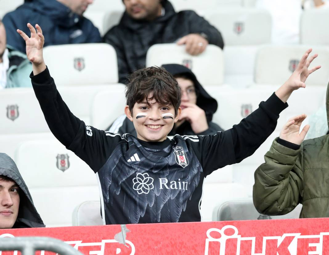 Beşiktaş taraftarı için sezon artık çile! Alanya'dan 3 yediler maç sonu özür dilediler. Alanyaspor Beşiktaş maçının çok özel fotoğrafları - Resim: 61