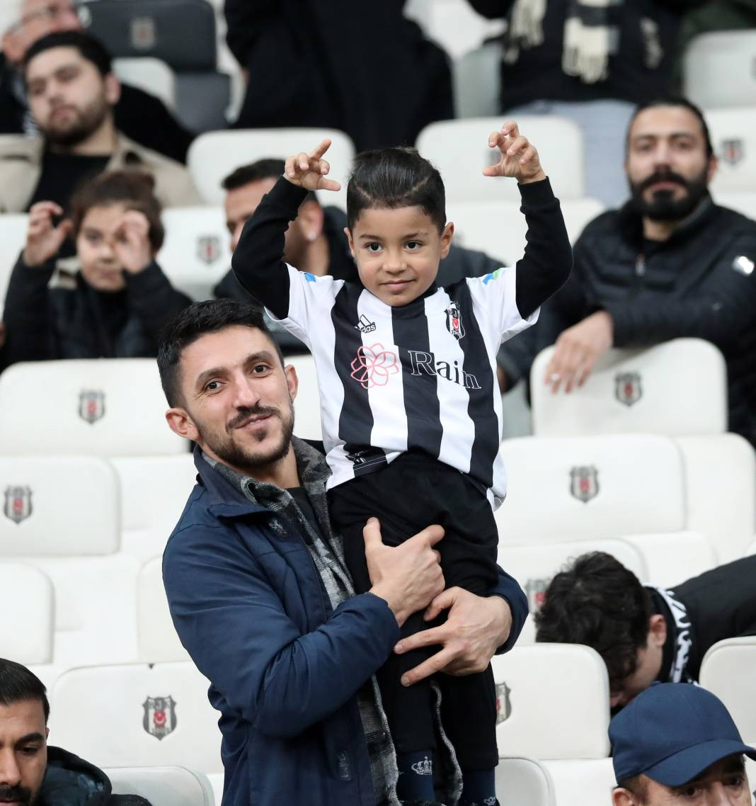 Beşiktaş taraftarı için sezon artık çile! Alanya'dan 3 yediler maç sonu özür dilediler. Alanyaspor Beşiktaş maçının çok özel fotoğrafları - Resim: 60