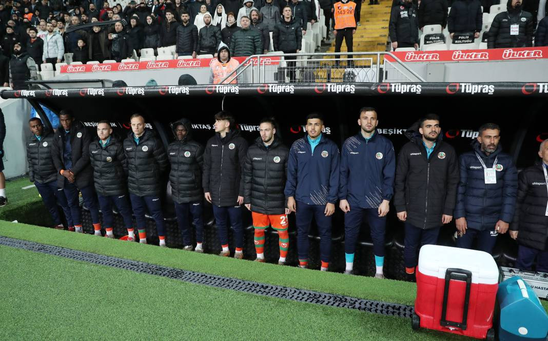 Beşiktaş taraftarı için sezon artık çile! Alanya'dan 3 yediler maç sonu özür dilediler. Alanyaspor Beşiktaş maçının çok özel fotoğrafları - Resim: 49